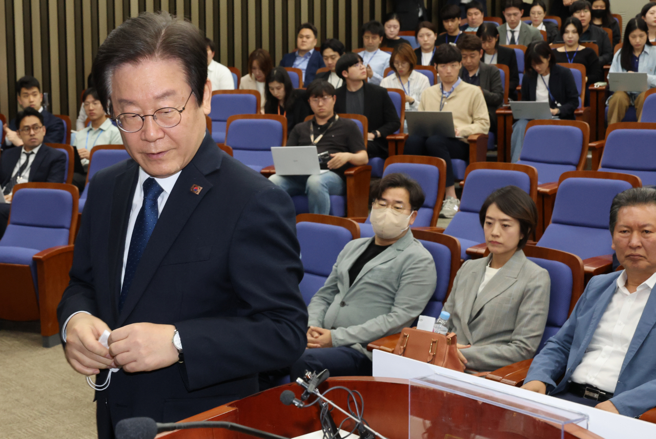 이재명 더불어민주당 대표가 지난달 14일 국회에서 열린 의원총회에서 인사말을 위해 연단으로 가고 있다. [연합]