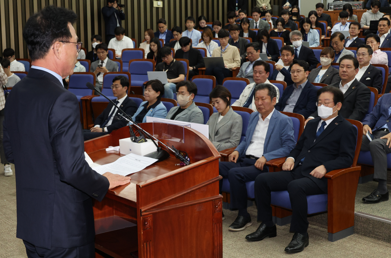 이재명 더불어민주당 대표가 지난달 14일 국회에서 열린 당 의원총회에서 박광온 원내대표의 발언을 듣고 있다. [연합]