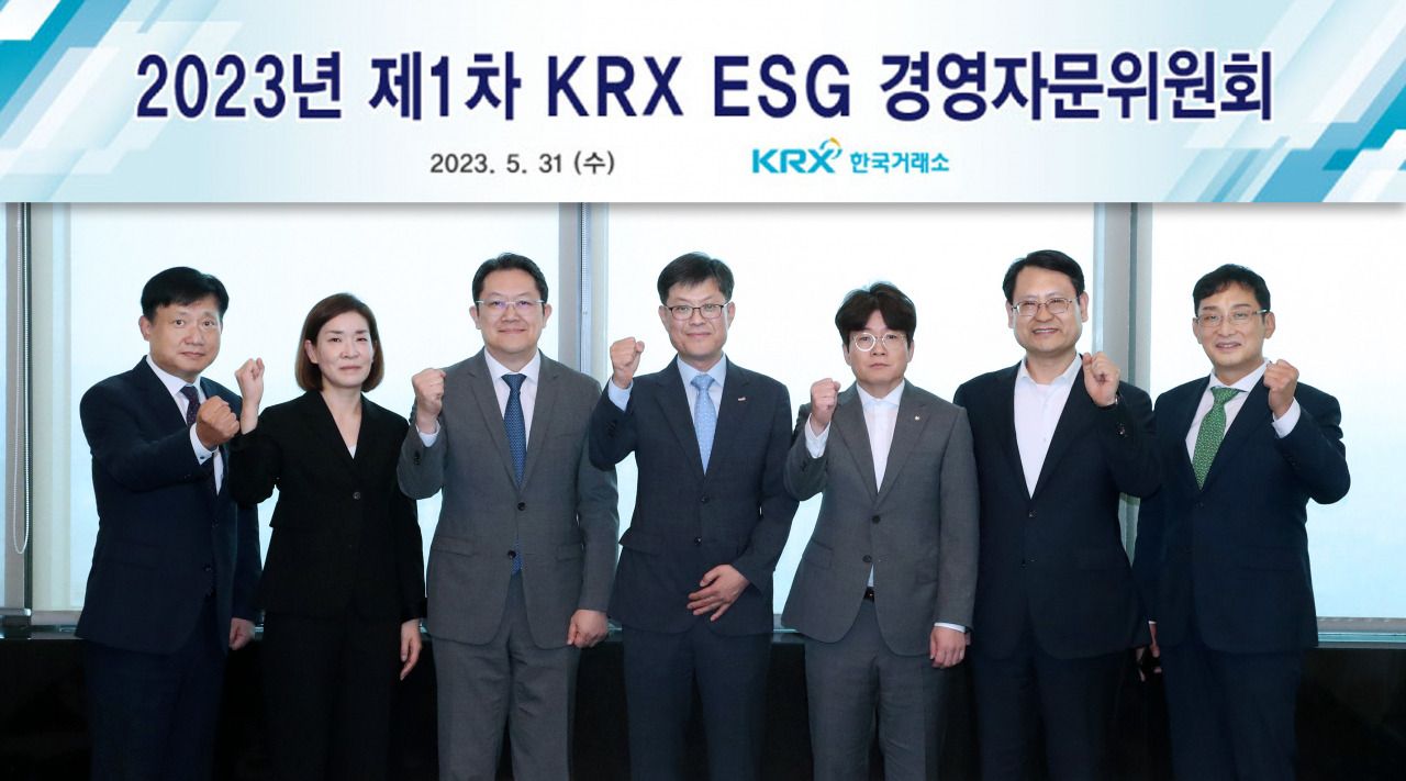 지난달 31일 KRX ESG 경영자문위원회 제1차 회의에 앞서 김기경(왼쪽 네번째) KRX 경영지원본부장 겸 위원장과 경영자문위원들이 파이팅을 외치며 기념 촬영을 하고 있다. [한국거래소]