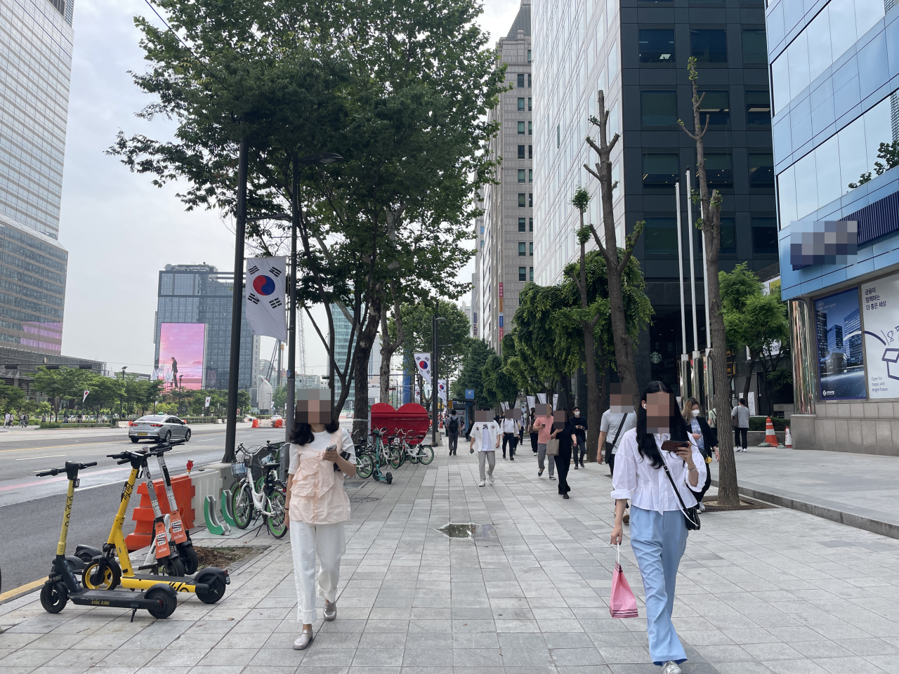 1일 오전 9시 서울 강남구 삼성역 인근에서 시민이 출근하고 있다. 전새날 수습기자