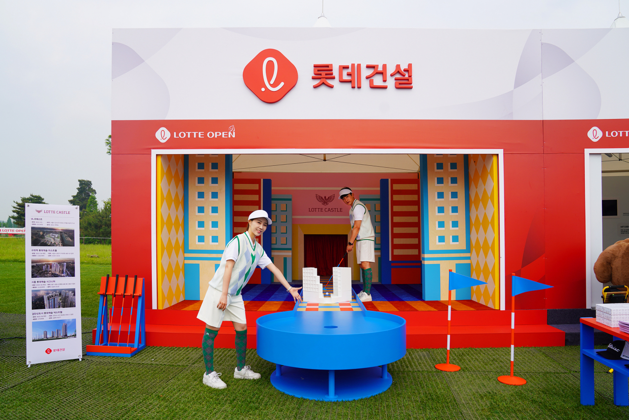 KLPGA 2023 롯데오픈 ‘롯데건설 부스’에서 모델들이 체험을 진행하고 있다. [롯데건설 제공]