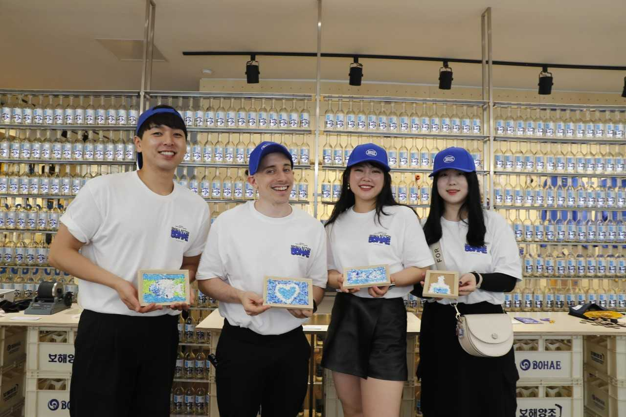 타일러 라쉬가 보해소주 플로깅 센터 & 스몰 액션 스토어를 방문해 설명을 듣고 있다.
