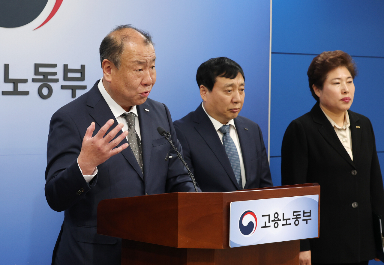 어수봉 한국산업인력공단 이사장(왼쪽)과 임직원들이 23일 오전 세종시 정부세종청사에서 지난달 23일 서울 은평구 연수중학교에서 시행된 '2023년도 정기 기사·산업기사 제1회 실기시험' 답안지 파쇄사고와 관련한 사과문 발표를 마친 뒤 취재진의 질문에 답변하고 있다. [연합]