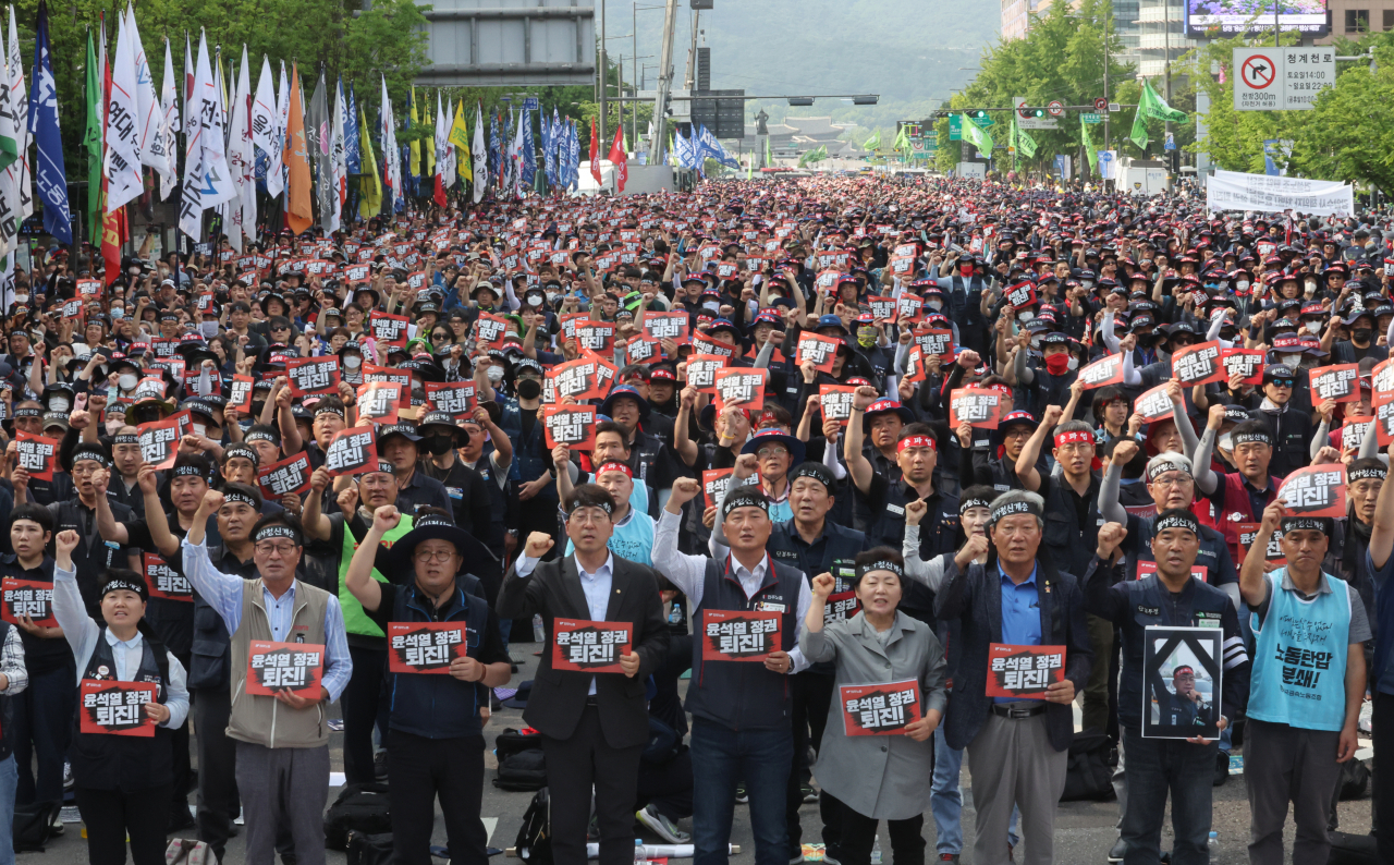 5월31일 서울 세종로에서 열린 민주노총 노동탄압 중단 총력투쟁대회에서 참석자들이 구호를 외치고 있다. [연합]