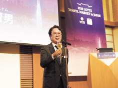 김주남 롯데면세점 대표가 5월 30일 일본 도쿄 더 페닌슐라 도쿄 호텔에서 열린 로드쇼에서 건배 제의를 하고 있다. [롯데면세점 제공]