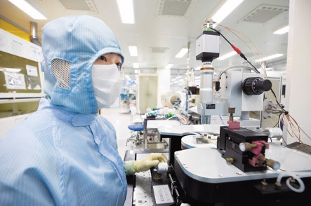 KAIST 학생들이 반도체 관련 연구를 수행하고 있다. [KAIST 제공]