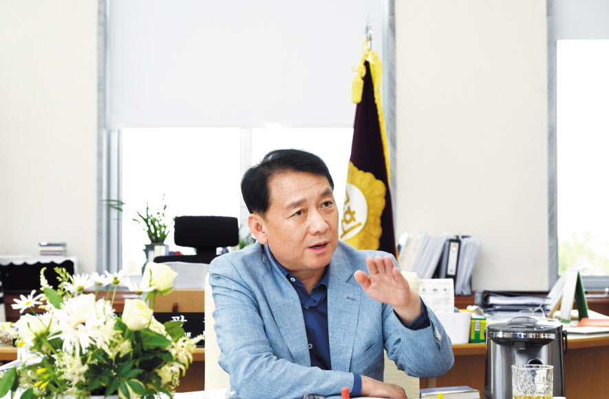 이광재 국회 사무총장이 지난달 22일 서울 영등포구 여의도 국회의사당 내 집무실에서 헤럴드경제와 인터뷰를 하고 있다. 임세준 기자