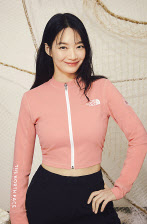 ‘리젠 오션 나일론’이 적용된 래쉬가드를 입은 배우 신민아