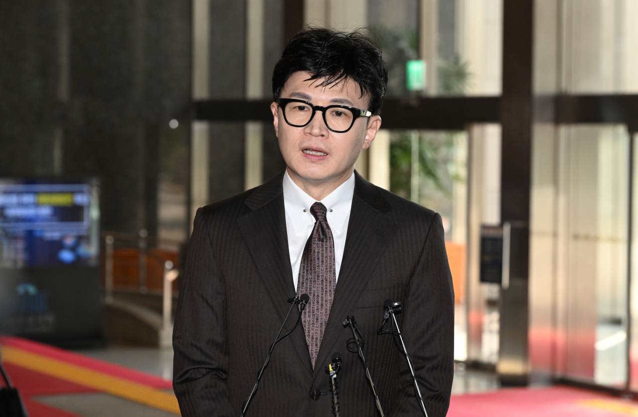 한동훈 법무부장관이 16일 서울 영등포구 여의도 국회의사당에서 열리는 국회 법제사법위원회 전체회의에 참석하기 위해 들어서며 취재진과 질의응답을 하고 있다. 임세준 기자