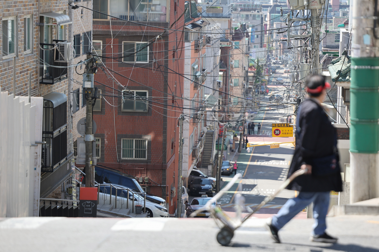 서울 강서구 화곡동 빌라촌에서 시민이 발걸음을 재촉하고 있다.[연합]