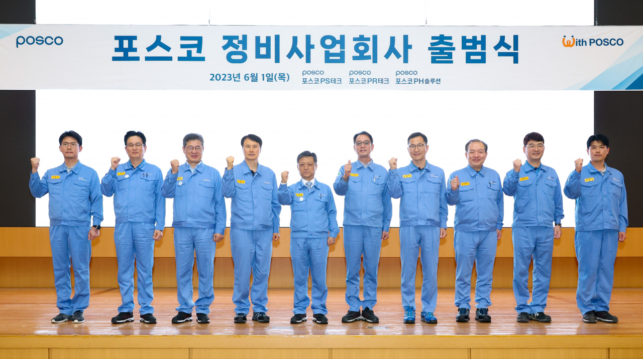 포스코가 1일 체계적인 정비체제를 갖추고 안전을 강화하기 위해 포항과 광양에 각각 세개의 정비 전문 사업회사를 출범시켰다. 포스코 포항 본사에서 열린 포항지역 정비사업회사 출범식에서 김학동 부회장(왼쪽 다섯번째)과 관계자들이 기념촬영을 하고 있다. [포스코 제공]