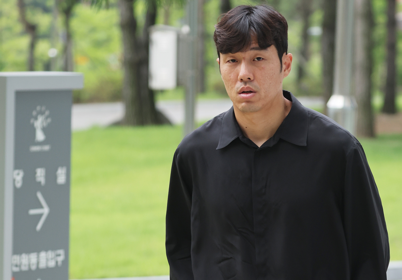 병무청의 해외 체류 허가 기간 내에 귀국하지 않은 혐의(병역법 위반)로 기소된 축구 국가대표 출신 공격수 석현준이 1일 오후 경기도 수원시 영통구 수원지방법원에서 열린 1심 선고공판에 출석하고 있다. 연합뉴스
