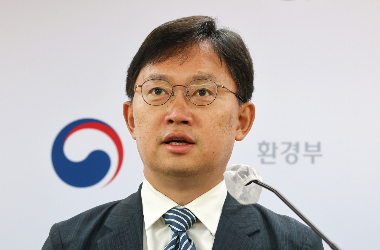 이상진 환경부 물환경정책과장이 1일 오전 세종시 정부세종청사에서 2023 녹조 종합관리대책을 설명하고 있다. [연합]