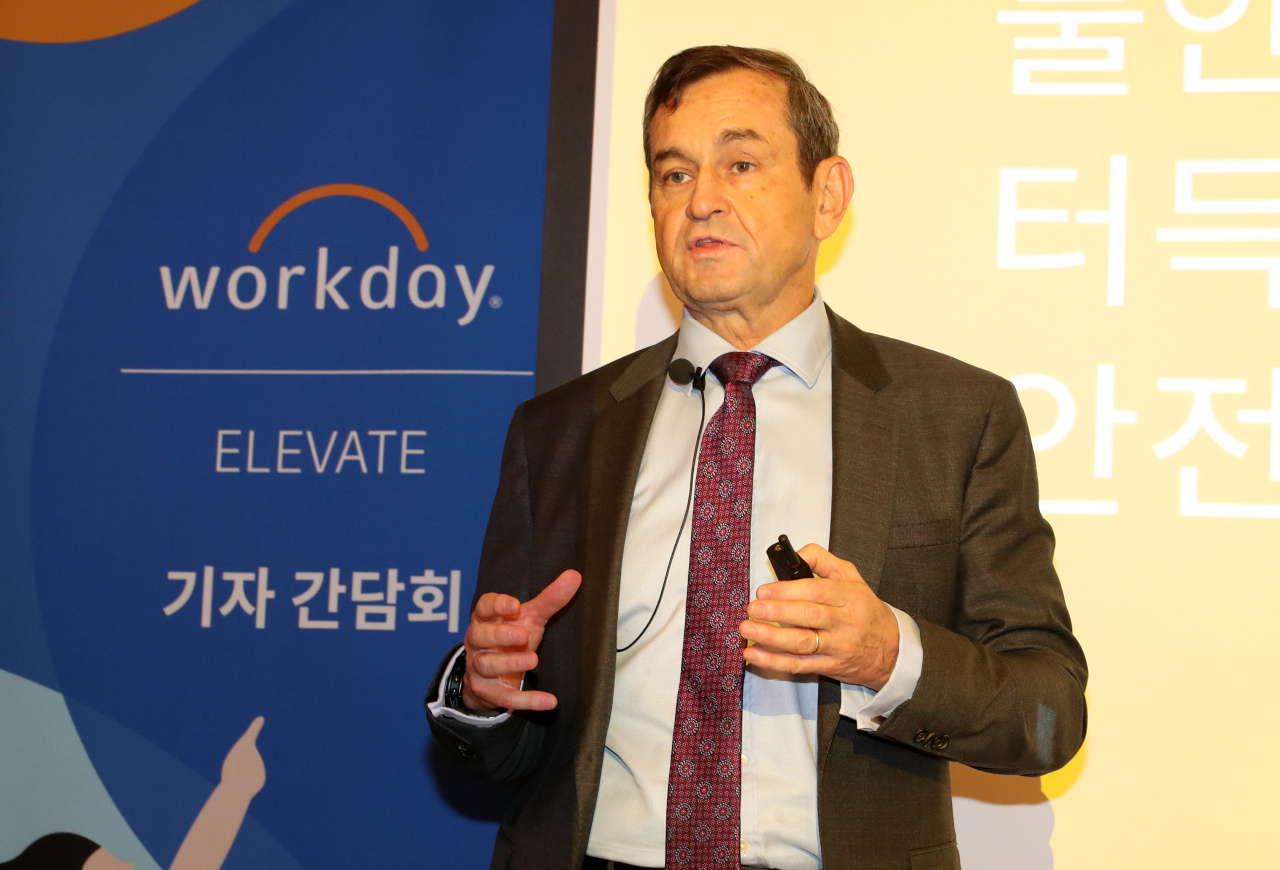 폴 헤니건(Paul Henaghan) 워크데이 아시아 태평양 및 일본 총괄사장이 1일 서울 강남구 조선팰리스 호텔에서 진행된 기자간담회에서 발표하고 있다. [워크데이 제공]