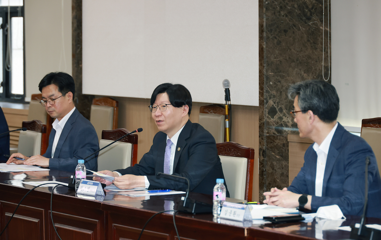 김소영 금융위원회 부위원장이 지난 31일 오후 서울 종로구 정부서울청사에서 개최한 은행권 경엉·영업관행·제도개선 TF 10차 실무작업반 회의에서 지방은행 경쟁력 강화를 위한 건의사항에 대해 논의했다.