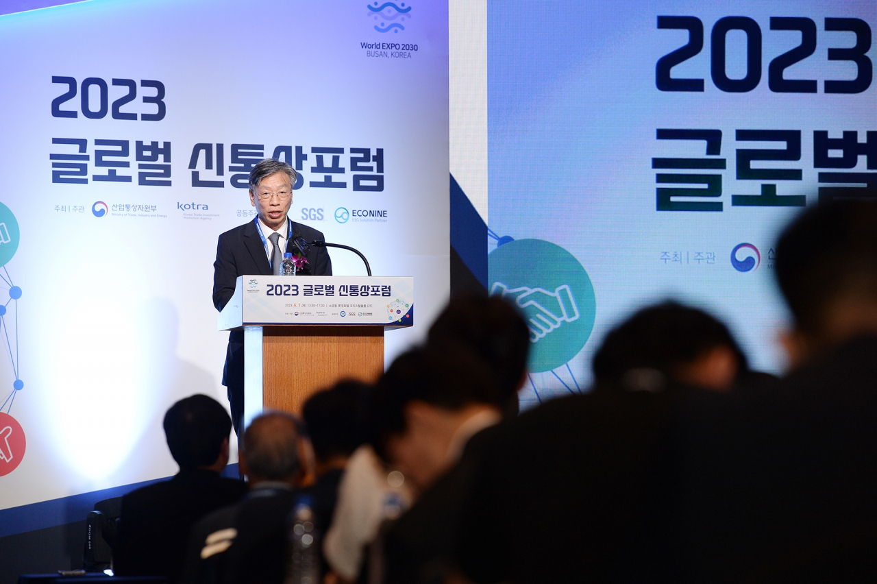 유정열 코트라 사장이 ‘2023 글로벌 신통상포럼’의 개회사를 하고 있다. [코트라 제공]
