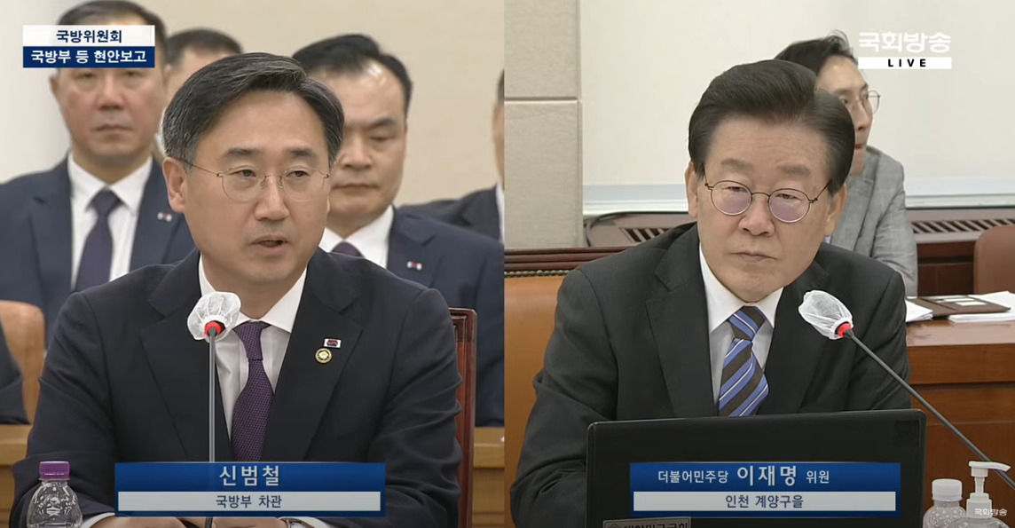 이재명 더불어민주당 대표(오른쪽)가 1일 오후 국회 국방위원회 현안보고에서 신범철 국방부 차관에게 질의하고 있다. [국회방송]