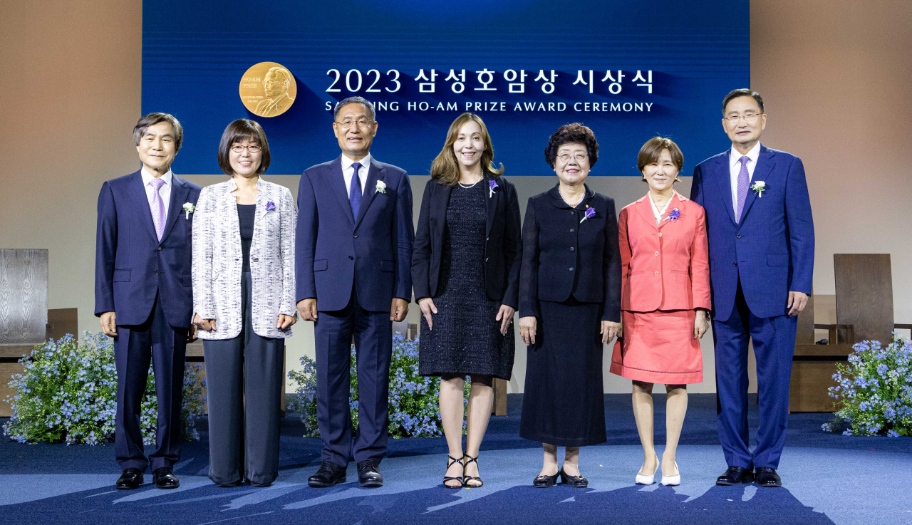 삼성호암상 수상자들이 1일 서울신라호텔 다이너스티홀에서 열린 ‘2023 삼성호암상 시상식’에서 기념 촬영을 하고 있다.(왼쪽부터) 과학상 물리·수학부문 임지순 포스텍 석학교수, 과학상 화학·생명과학부문 최경신 위스콘신대 교수, 공학상 선양국 한양대 석좌교수, 의학상 마샤 헤이기스 하버드의대 교수, 예술상 신수정 서울대 명예교수(조성진 피아니스트 대리 수상), 사회봉사상 사단법인 글로벌케어 추성이 공동대표, 박용준 회장 [삼성문화재단 제공]