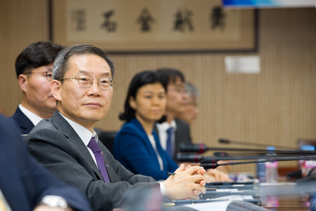 이종호 과학기술정보통신부 장관이 1일 오후 대전광역시 유성구 한국전자통신연구원에서 열린'반도체 설계검증 인프라 활성화 사업 업무협약식' 에서 '반도체설계검증인프라활성화 사업' 관련 발표를 듣고 있다.[과기정통부 제공]