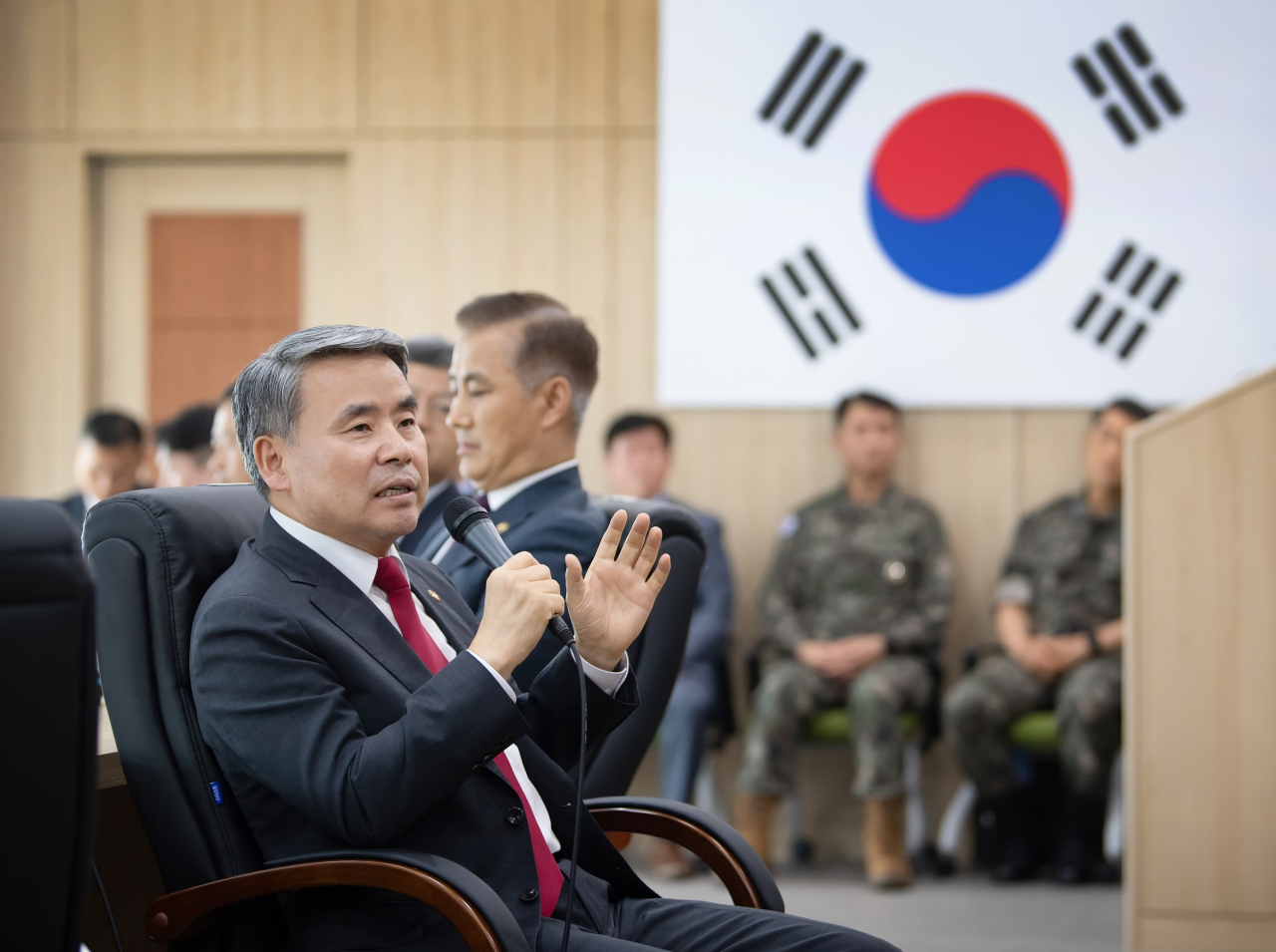 Defense Minister Lee Jong-sup speaks in a meeting with reporters at the state-run Agency for Defense Development‘s Anheung testing site in Taean, South Chungcheong Province, Tuesday. (Photo- Defense Ministry)