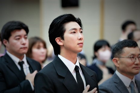 방탄소년단(BTS)의 RM(김남준)이 1일 서울 동작구 국립서울현충원 현충관에서 열린 국방부 유해발굴감식단 홍보대사 위촉식에 참석해 이근원 단장과 국기에 대한 경례를 하고 있다. 2023.6.1 사진공동취재단