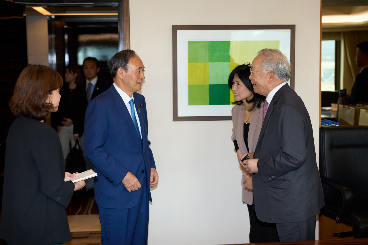 스가 요시히데(왼쪽) 전 일본 총리와 손경식 경총 회장이 1일 롯데호텔에서 회동을 갖고 있다. [경총 제공]