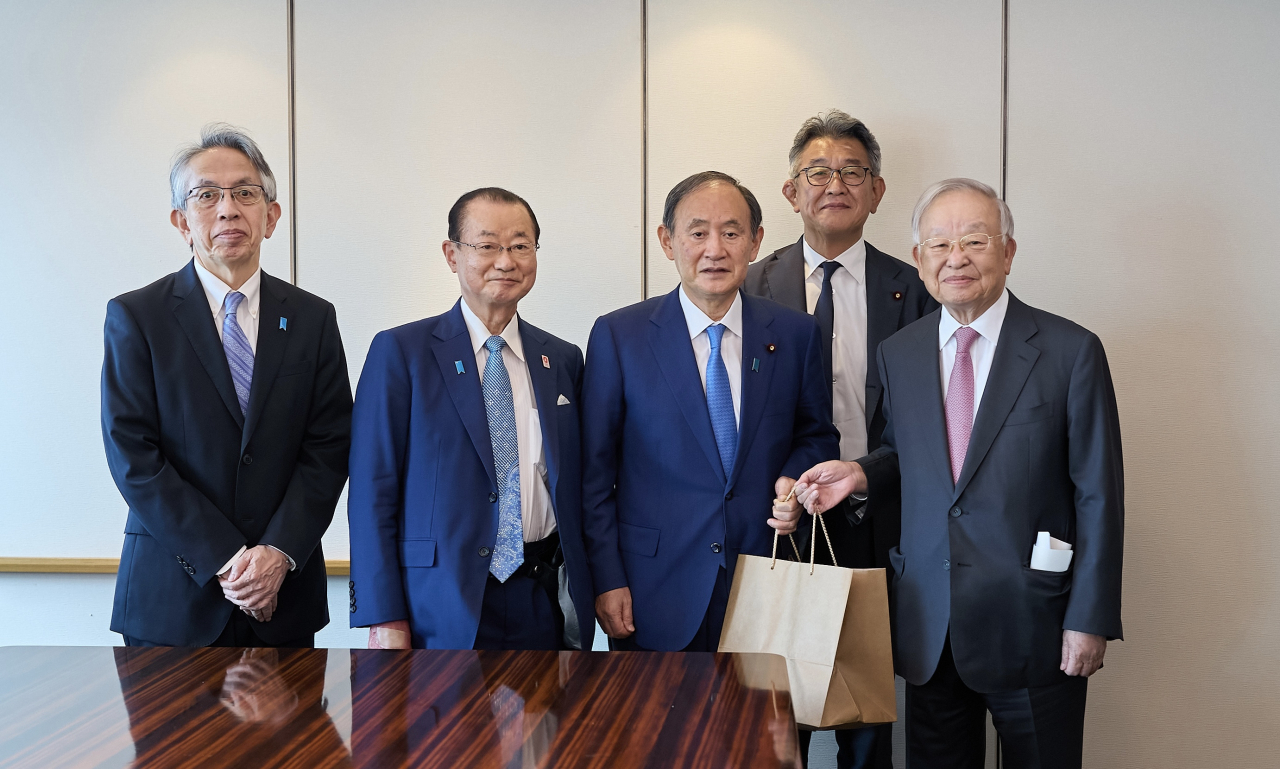 아이보시 코이치(왼쪽부터) 주한일본대사, 가와무라 다케오 한일친선협회중앙회 회장, 스가 요시히데 前 일본 총리(現 한일의원연맹회장), 다케다 료타 한일의원연맹 간사장(중의원의원) , 손경식 한국경영자총협회 회장. [경총 제공]