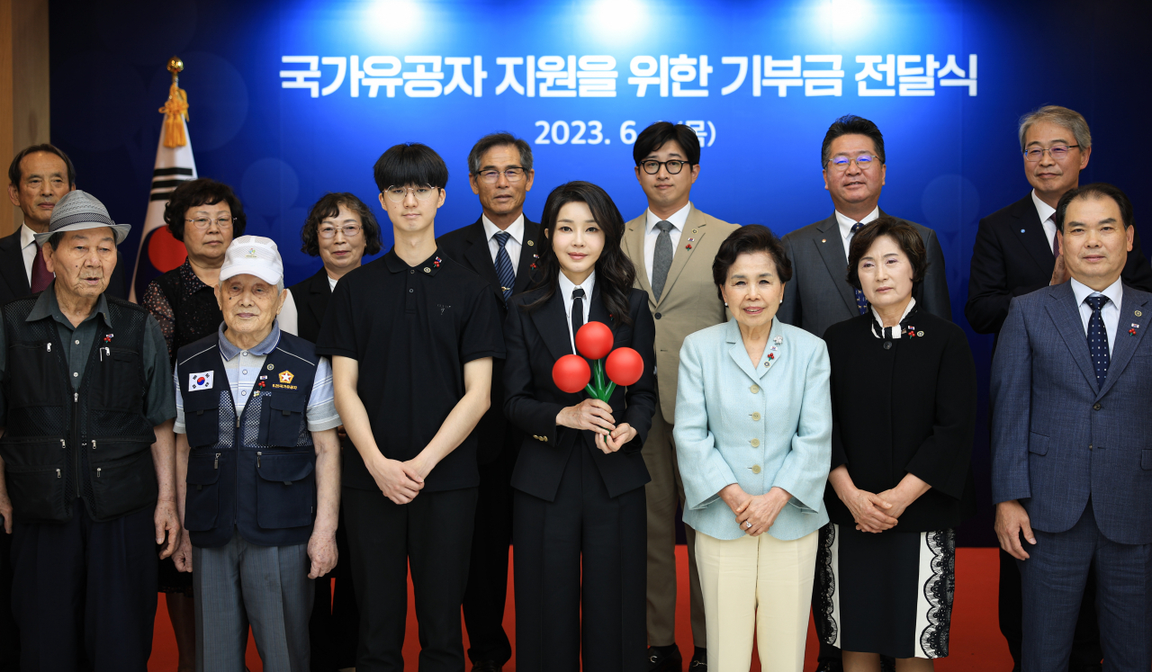 김건희 여사가 1일 서울 중구 사랑의열매 회관에서 열린 국가유공자 지원을 위한 기부금 전달식에서 참석자들과 기념촬영을 하고 있다. [연합]