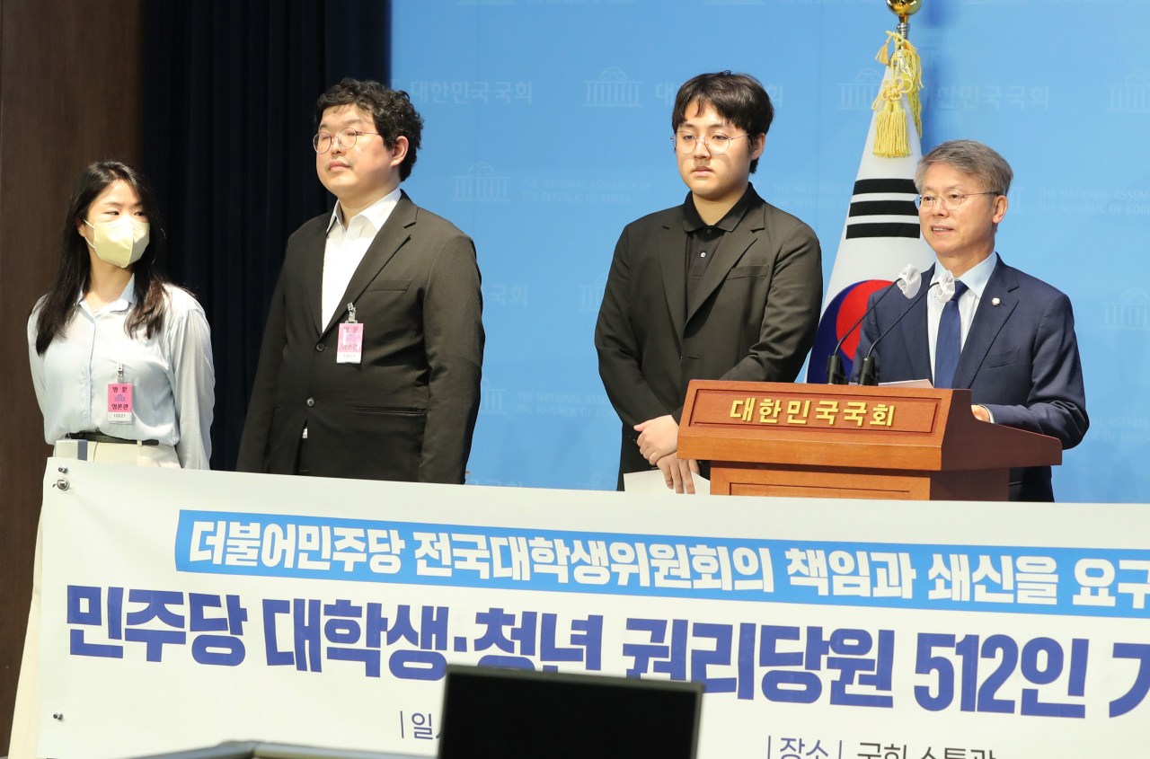 민형배 더불어민주당 의원과 청년·대학생 권리당원들이 지난달 31일 오전 국회 소통관에서 '민주당 전국대학생위원회 쇄신을 요구하는 대학생·청년 권리당원 512인 공동성명' 기자회견을 열고 있다. [연합]