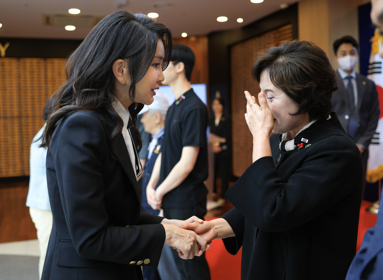 김건희 여사가 1일 서울 중구 사랑의열매 회관에서 열린 국가유공자 지원을 위한 기부금 전달식에서 참석자와 대화하고 있다. [연합]
