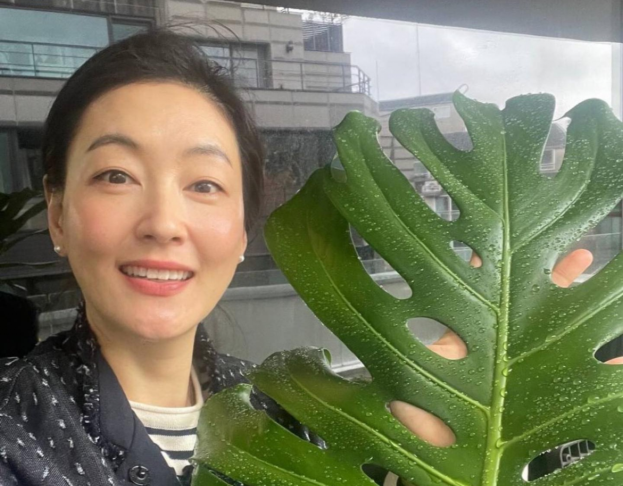 배우 박진희 씨가 식목일에 빗물을 받아 화분에 물을 주고 있다. [인스타그램 캡처]