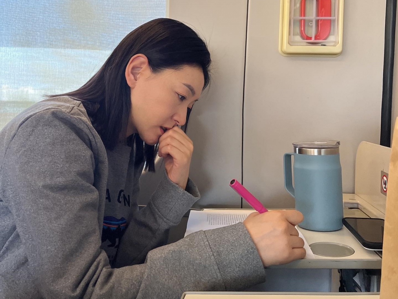 배우 박진희 씨가 차로 이동하는 도중에 차 안에서 텀블러를 사용하고 있다. [인스타그램 캡처]
