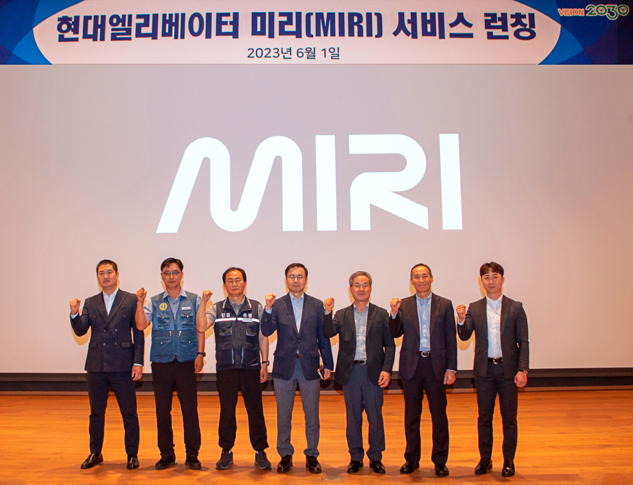 윤민욱(왼쪽부터) 사무노동조합위원장, 이종윤 미리 엑스퍼트, 손만철 노동조합위원장, 조재천 대표이사, 김남선 태화엘리베이터 대표, 도익한 서비스사업부문장, 김준우 미리 엑스퍼트가 ‘미리’ 론칭 행사에서 기념촬영을 하는 모습. [현대엘리베이터 제공]