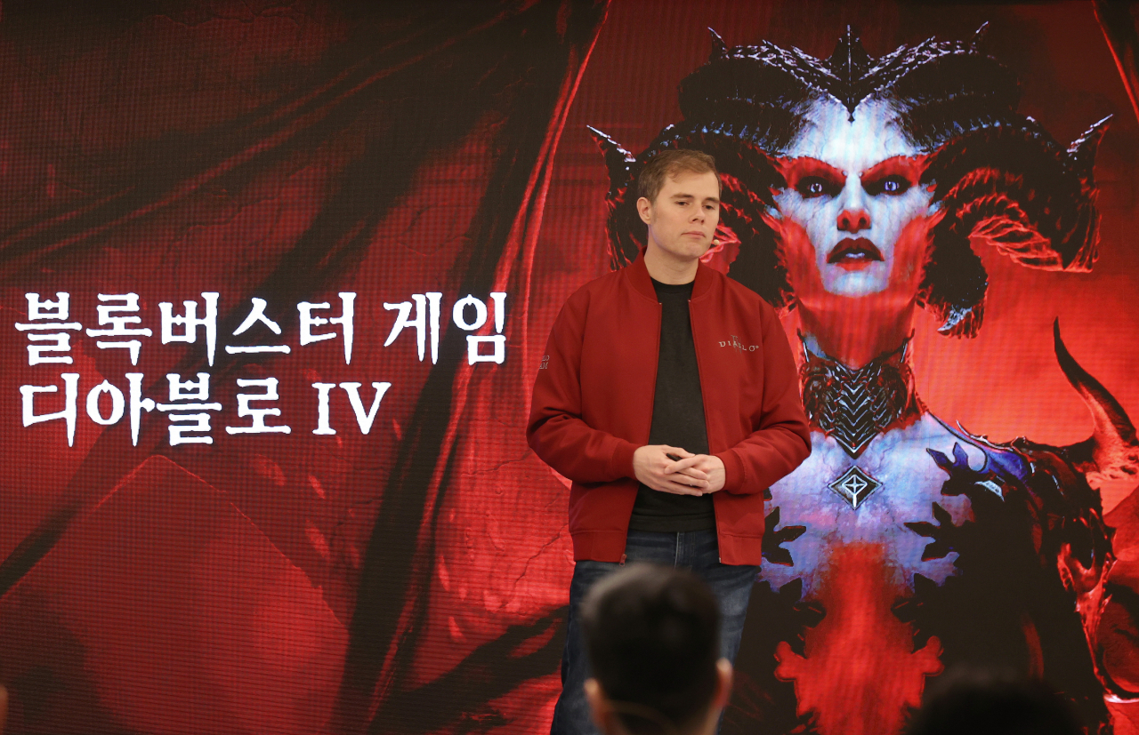 지난 30일 오전 서울 강남구 조선팰리스호텔에서 열린 블리자드코리아의 신작 게임 디아블로4 출시 기자 간담회에서 조 셜리 디아블로4 게임 디렉터가 게임을 설명하고 있다. [연합]