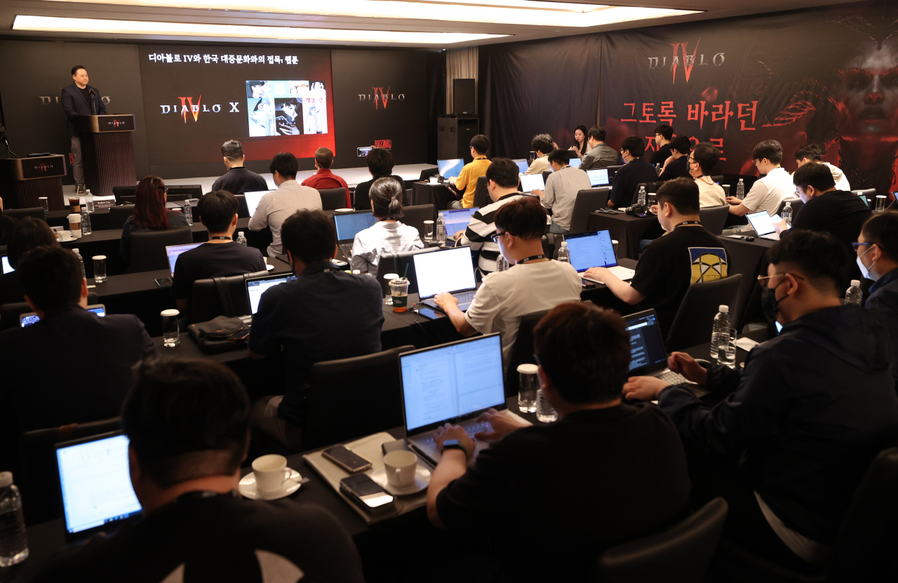 지난 30일 오전 서울 강남구 조선팰리스호텔에서 열린 블리자드코리아의 신작 게임 디아블로4 출시 기자 간담회에서 로버트 리 블리자드 엔터테인먼트 코리아 사장이 게임을 설명하고 있다. [연합]