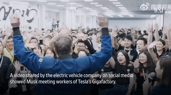 일론 머스크 테슬라 최고경영자(CEO)가 지난 1일 중국 상하이(上海) 테슬라 기가팩토리를 방문해 품질을 칭찬하고 직원들을 격려하고 있다. 상하이 공장의 젊은 직원들은 머스크에게 열렬한 환호를 보냈고, 머스크는 이에 화답해 손으로 하트 모양을 만들어 보이기도 했다. [유튜브 'WSJ News' 채널 캡처]