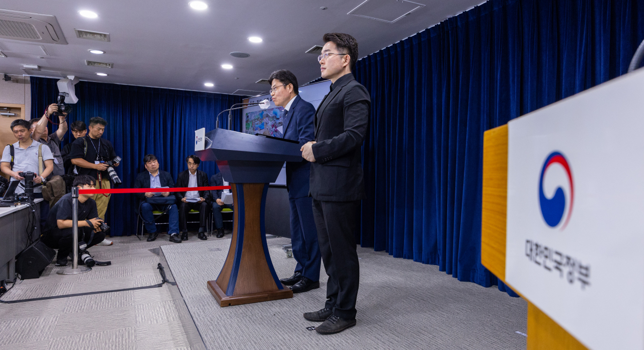 후쿠시마 원전 오염수 전문가 현장 시찰단 단장인 유국희 원자력위원회 위원장이 지난달 31일 서울 종로구 정부서울청사에서 열린 후쿠시마 등 일본 현지에서 진행한 현장 시찰단 주요 활동 결과 발표 기자회견에서 원전 오염수 이송·희석·방출 과정을 설명하고 있다. [연합]