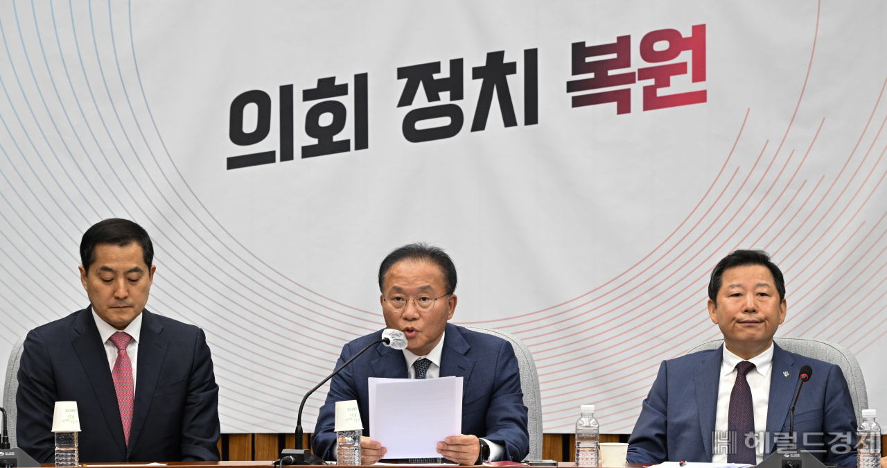 윤재옥(가운데) 국민의힘 원내대표가 2일 서울 영등포구 여의도 국회의사당 본청에서 열린 국민의힘 원내대책회의에 참석해 발언하고 있다. 임세준 기자