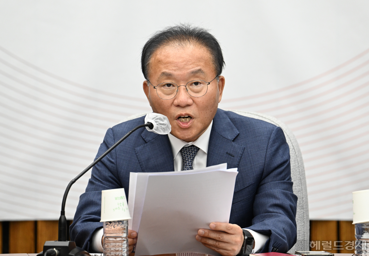 윤재옥 국민의힘 원내대표가 2일 서울 영등포구 여의도 국회의사당 본청에서 열린 국민의힘 원내대책회의에 참석해 발언하고 있다. 임세준 기자