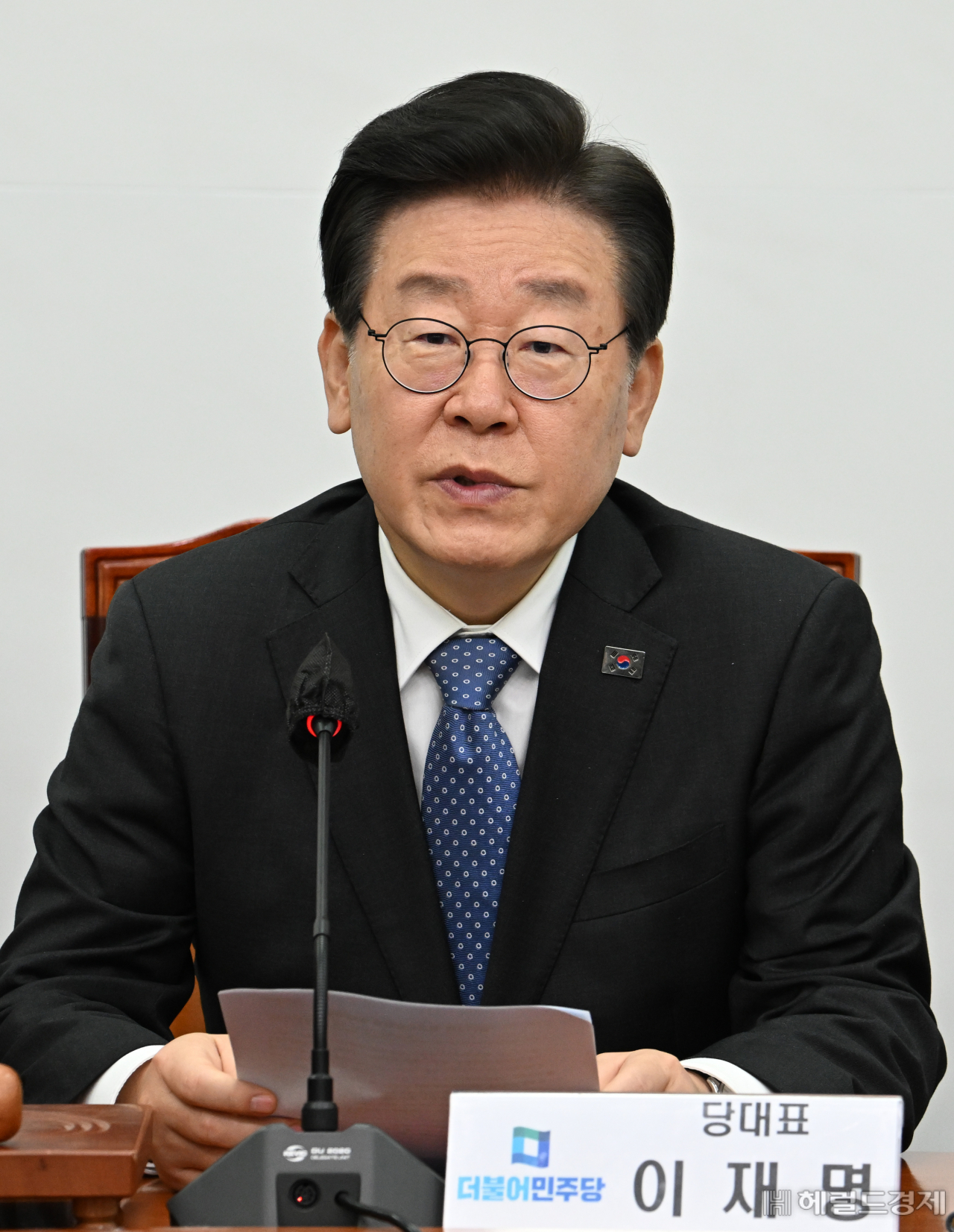 이재명 더불어민주당 당대표가 2일 서울 영등포구 여의도 국회의사당 본청에서 열린 더불어민주당 최고위원회의에 참석해 발언하고 있다. 임세준 기자