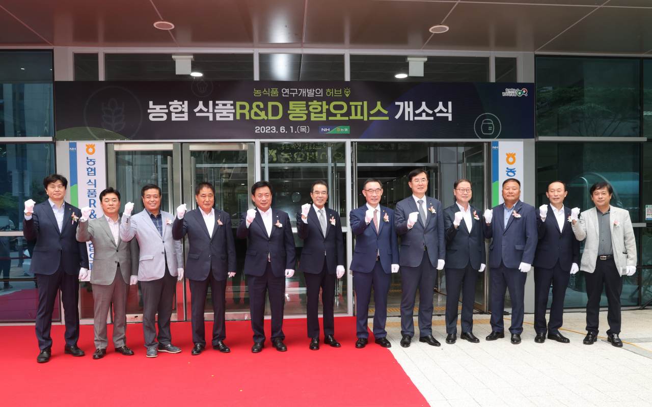 이성희 농협중앙회장(왼쪽 여섯 번째)이 1일 경기도 수원시 농협 식품R&D연구소에서 열린 농협 식품R&D 통합오피스 개소식에서 우성태 농협경제지주 농업경제대표이사(왼쪽 일곱 번째), 안병우 농협경제지주 축산경제대표이사(왼쪽 여덟 번째) 등 관계자들과 기념 촬영하고 있다. [연합]
