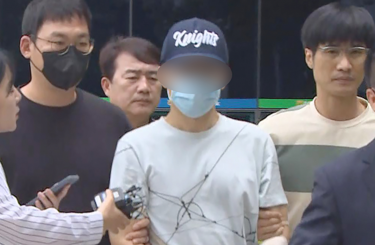 아버지를 살해하고 시신을 숨긴 혐의로 구속영장이 신청된 김모(30)씨가 30일 오전 서울 북부지법에서 구속 전 피의자 심문을 위해 법정으로 향하고 있다. [연합]