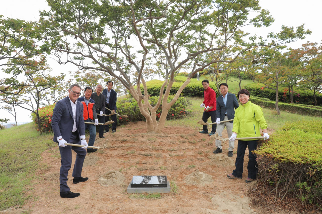 메르세데스-벤츠 사회공헌위원회, ‘도화동산’ 준공식 중 안내판 기념식수 식재 진행 모습. [메르세데스-벤츠 제공]