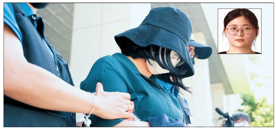 또래 여성을 살해하고 시신을 유기한 혐의를 받는 정유정이 2일 오전 부산 동래경찰서에서 나와 검찰로 송치되고 있다. 모자와 마스크로 얼굴을 가린 정유정은 실종 사건으로 위장하려 했냐는 취재진의 질문에 “제정신이 아니었던 것 같다”고 답했다. 작은 사진은 전날 부산경찰청 신상공개심의위원회 결정을 통해 공개된 정유정의 실제 얼굴. [연합]