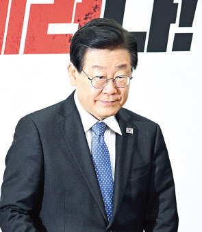 이재명 더불어민주당 대표가 2일 국회에서 열린 최고위원회의에 입장하고 있다.임세준 기자