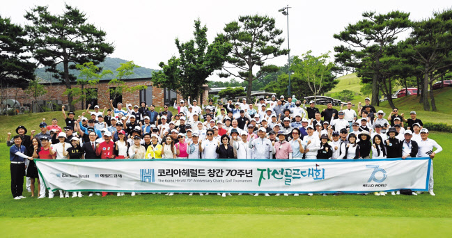 코리아헤럴드 창간70주년 자선골프대회가 1일 오후 충북 청주 세레니티CC에서 열린 가운데 정원주 헤럴드·대우건설 회장이 축사를 하고 있다(위쪽). 골프대회 참석자들이 경기에 앞서 기념촬영을 하는 모습. 청주=박해묵 기자