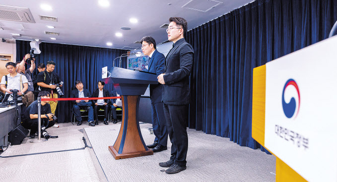후쿠시마 원전 오염수 전문가 현장 시찰단 단장인 유국희 원자력위원회 위원장이 지난달 31일 서울 종로구 정부서울청사에서 열린 후쿠시마 등 일본 현지에서 진행한 현장 시찰단 주요 활동 결과 발표 기자회견에서 원전 오염수 이송·희석·방출 과정을 설명하고 있다. [연합]
