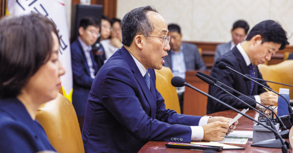추경호 경제부총리 겸 기획재정부 장관이 2일 오전 서울 종로구 정부서울청사에서 열린 대외경제 장관회의 및 UAE 투자 협력 위원회에 참석해 최근 경제 상황과 UAE 투자 협력과 관련해 발언하고 있다. [연합]