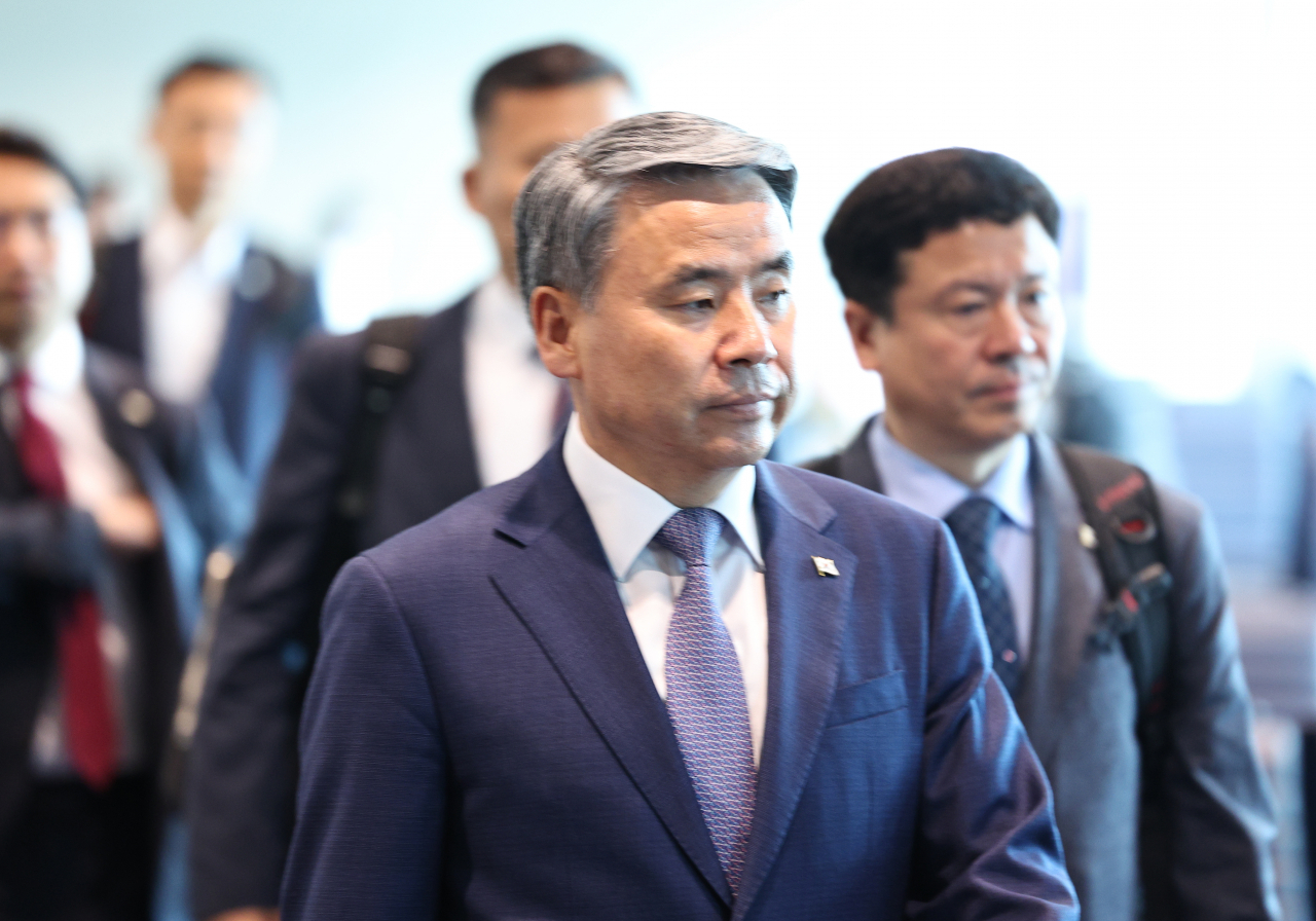 Defense Minister Lee Jong-sup (Center) arrives at Incheon International Airport, west of Seoul, on Friday, to depart for Singapore to attend an annual security conference in the city-state. (Yonhap)