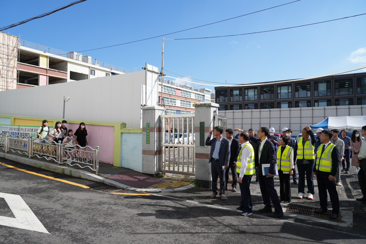 2일 오전 부산 연제구 거제초등학교 통학로 일대에서 하윤수 부산시교육감이 학부모 단체 관계자들과 등하굣길 위험 요소를 살펴보고 있다. [사진=부산교육청]